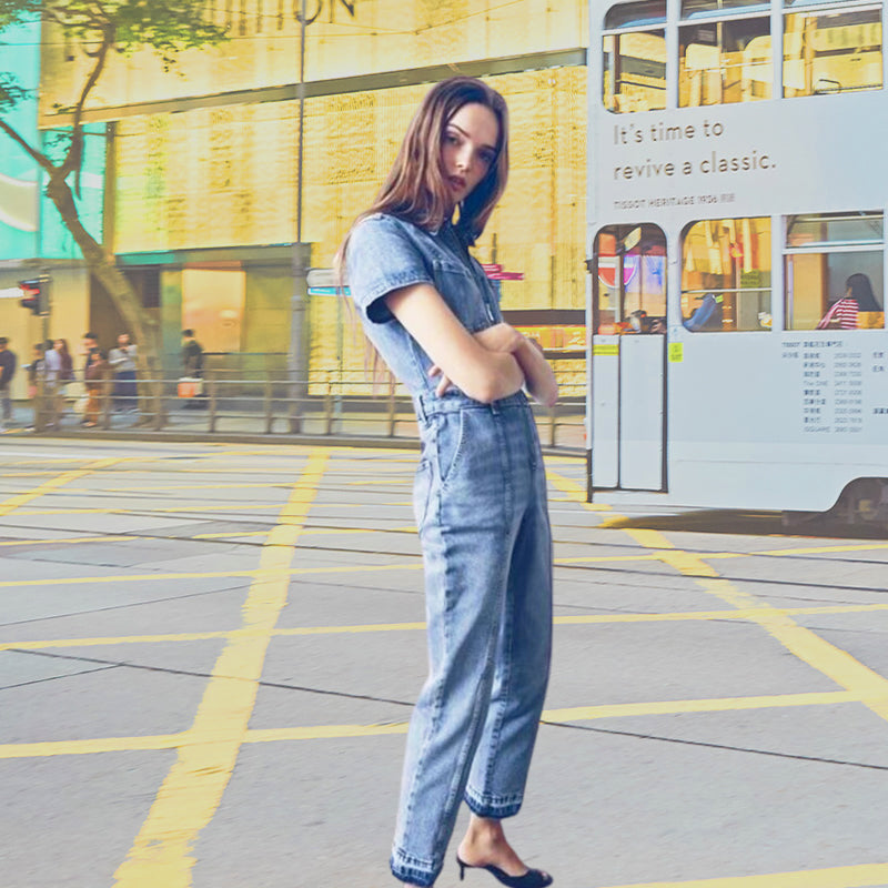 Combinaison zippée en denim avec manches courtes et poches pour femmes