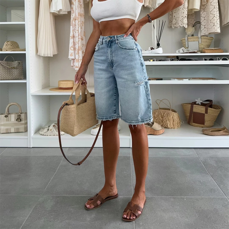 Bermuda en jean pour femmes, coupe large, longueur moyenne / longueur au genou, aspect usé - délavé, avec des trous, look urbain