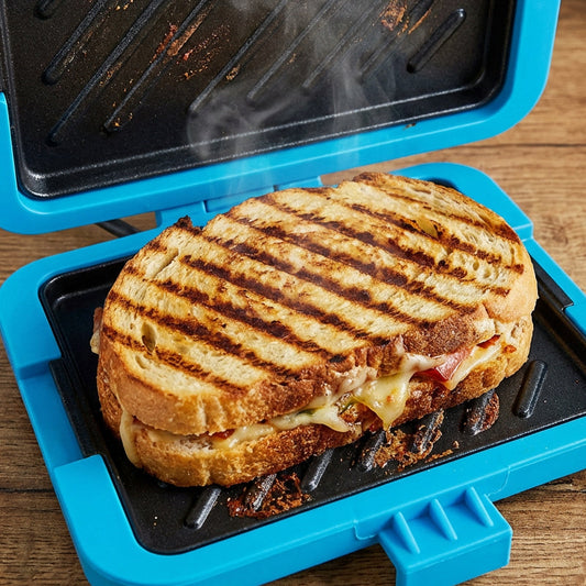 Four à micro-ondes, grille-pain et appareil à sandwich